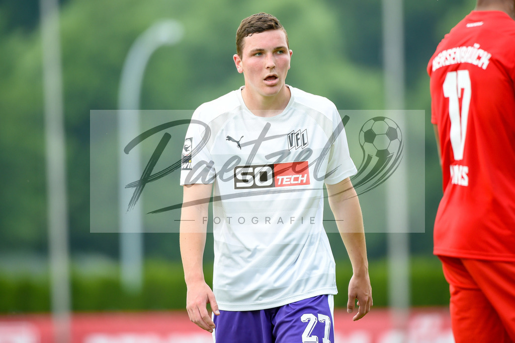 BSBOSN_20210626_0108 | Fussball, Herren: Tom Bertelsmann (VfL Osnabrueck) schaut beim Testspiel zwischen TuS Bersenbrueck und VfL Osnabrueck im Hasestadion am 26.06.2021 in Bersenbrueck, Deutschland. - Realisiert mit Pictrs.com
