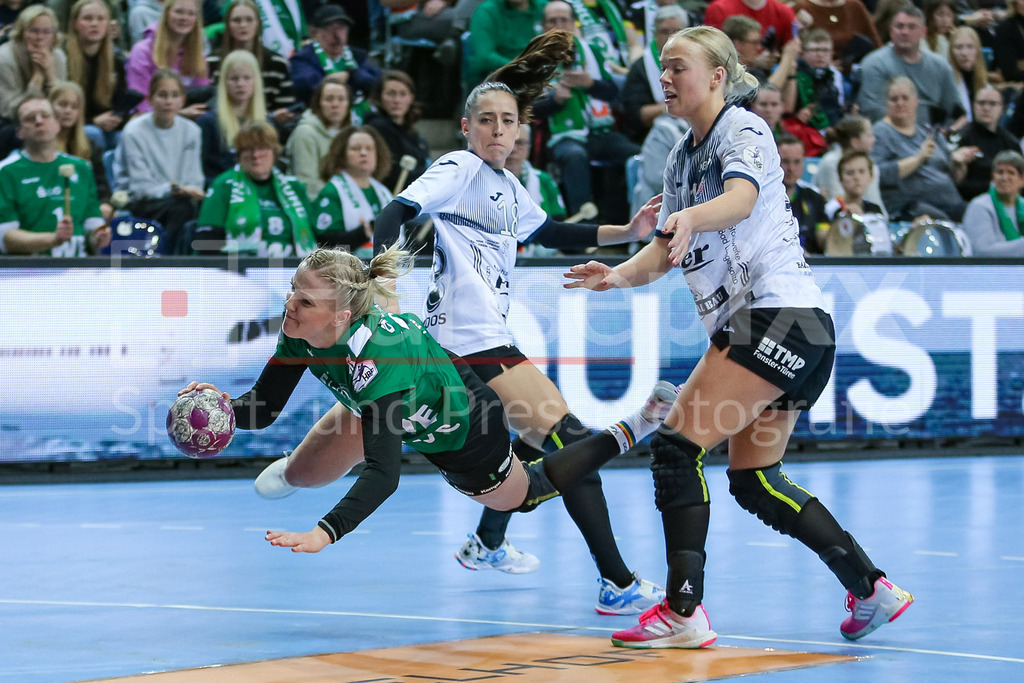 Handball, Bundesliga Frauen, VfL Oldenburg - Thüringer HC | v.li.: Luisa Knippert (VfL Oldenburg, 24), Johanna Stockschläder (Thüringer HC, THC, 18) und Vilma Matthijs Holmberg (Thüringer HC, THC, 11) im Zweikampf, Duell, Spielszene, Aktion, Action