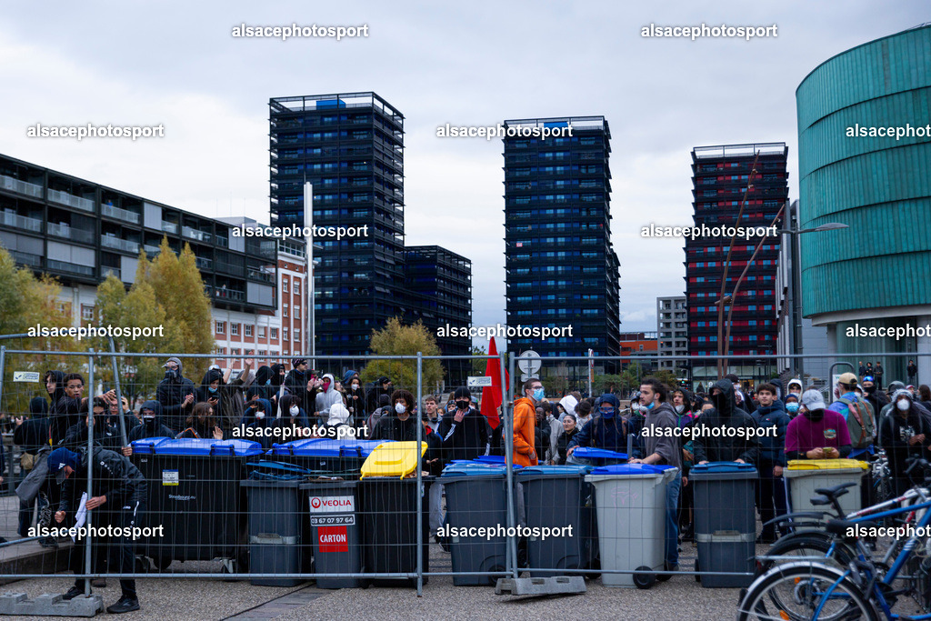 9L6A5121_1 | centaines d’étudiants ont organisé une manifestation spontanée, souvent qualifiée de « manifestation sauvage », qui a traversé différents quartiers de Strasbourg. La manifestation a été marquée par des affrontements entre les manifestants et la police alors que les étudiants défilaient dans la ville dans le cadre d’une journée de mobilisation nationale concernant les conditions d’éducation et le budget de l’Éducation nationale pour 2027. - Realisiert mit Pictrs.com