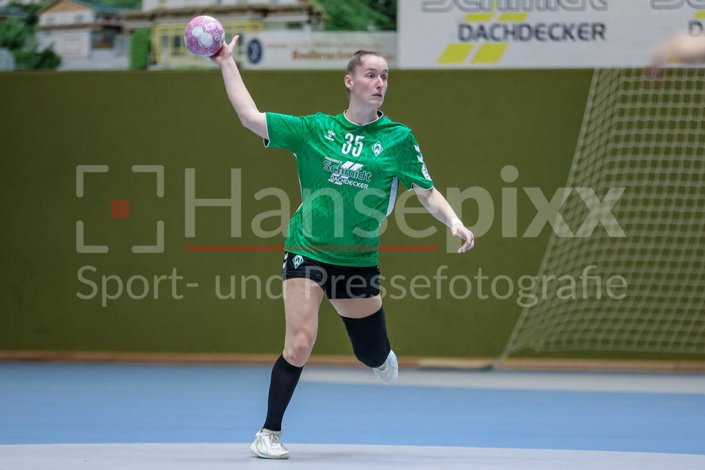 Handball, 2. Bundesliga Frauen, SV Werder Bremen - 1. FSV Mainz 05 | Lara Niemann (SV Werder Bremen, 35) Freisteller am Ball, Einzelfoto, Spielszene, Aktion, Action
