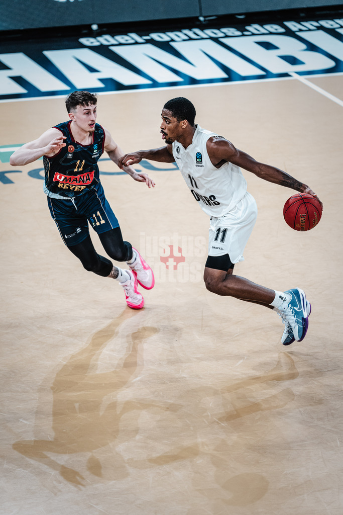 Basketball | Männer | Saison 2023/2024 | BKT EuroCup | Veolia Towers Hamburg vs. Umana Reyer Venice | 06.02.2024 | Alexander O'Connel (#11, Umana Reyer Venice) links und William Christmas (#11, Veolia Towers Hamburg) rechts