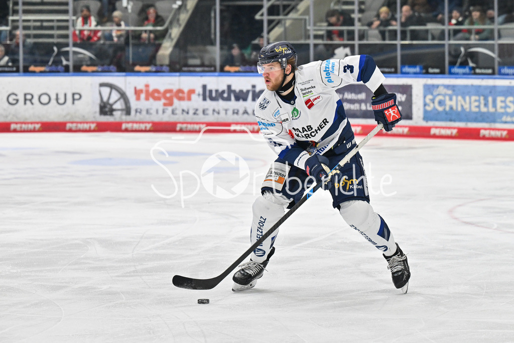 Augsburger Panther - Iserlohn Roosters | AUGSBURG, GERMANY - 06. JANUARY: am Puck Kyle WOOD (Iserlohn Roosters 3) / Einzelfoto / Freisteller während dem Match zwischen den Augsburger Panthern und den Iserlohn Roosters am 37. Spieltag der Penny DEL im Curt Frenzel Stadion