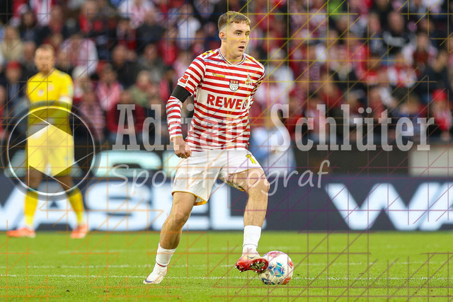 1. FC Köln vs Hamburger SV - 1. Bundesliga  | Köln, Deutschland, 02.11.25:   Isak Johannesson (1. FC Köln) in Aktion am Ball, Einzelaktion waehrend des Spiels der Bundesliga zwischen  1. FC Köln vs Hamburger SV in der RheinEnergieStadion(Foto von Brauer-Fotoagentur / Adrian Schlueter)