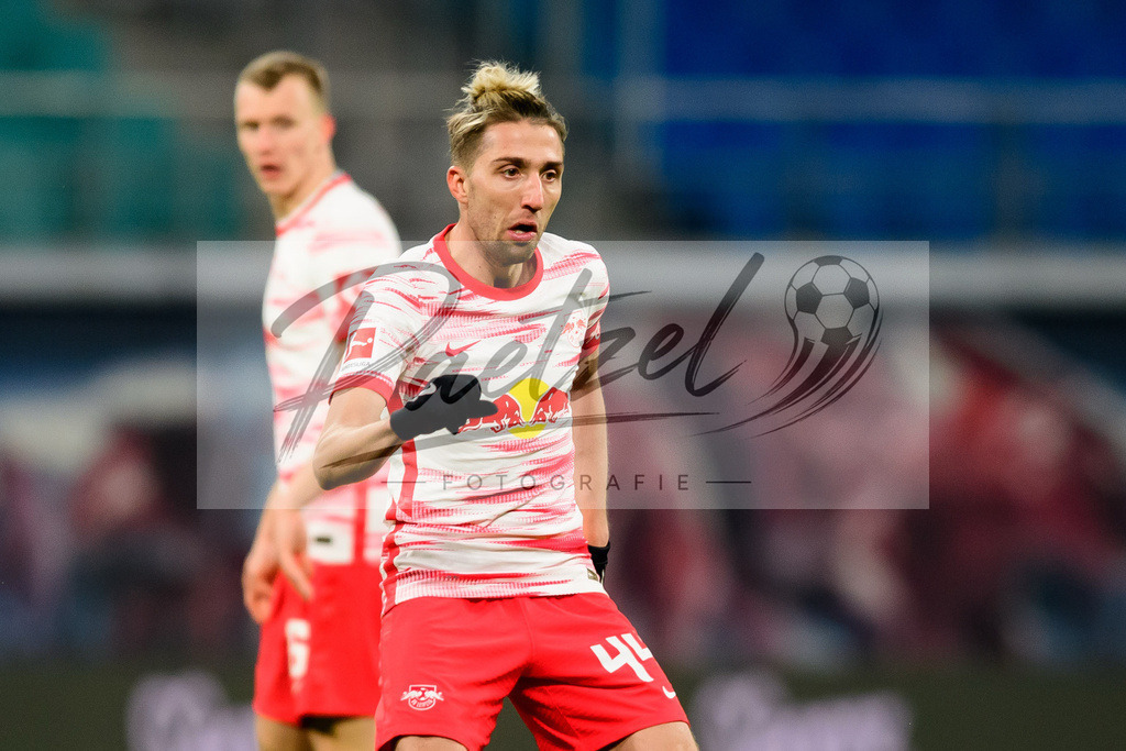 RBLLEV20211128_152 | Fussball, Herren: Kevin Kampl (RB Leipzig) schaut bei dem Spiel der 1. Bundesliga zwischen RB Leipzig und Bayer 04 Leverkusen in der Red Bull Arena am 28.11.2021 in Leipzig, Deutschland.DFB / DFL REGULATIONS PROHIBIT ANY USE OF PHOTOGRAPHS AS IMAGE SEQUENCES AND/OR QUASI-VIDEO. - Realisiert mit Pictrs.com