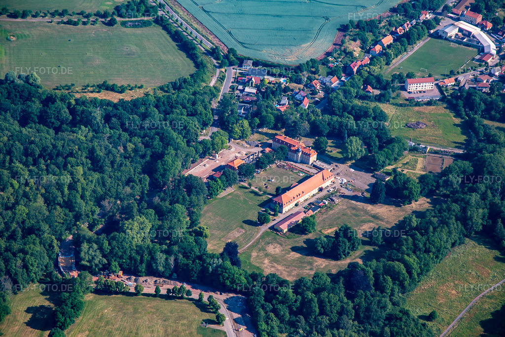 Luftbild: Bernstein Schloss Meisdorf und Waldhotel Forsthaus GmbH im Ortsteil Meisdorf in Falkenstein im Bundesland Sachsen-Anhalt in Deutschland. Foto: IMG_136762.jpg vom 18.06.2023 durch Werner Riehm/FLY-FOTO.debernsteinhotels.de