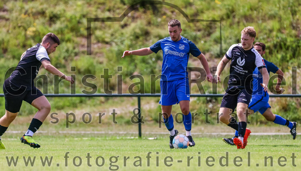 2023-07-22_079_FC_Langengeisling_gegen_VfB_Eichstaett_II | Erding, Deutschland, 22.07.2023:
Fußball, Bezirksliga Oberbayern Ost 2023 / 2024, Testspiel, FC Langengeisling gegen VfB Eichstätt II, Endergebnis: 3:2

Raphael Kundinger (VFB Eichstätt, #5), David Riederle (FC Langengeisling, #14), Jakob Luff (VFB Eichstätt, #22)

Foto: Christian Riedel / fotografie-riedel.net