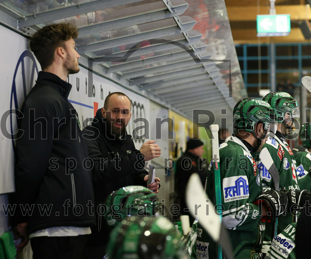 2024-01-12_068_TSV_Erding_gegen_EV_Dingolfing | Erding, Deutschland, 12.01.2024:
Eishockey, Bayernliga Vorrunde 2023 / 2024, 24. Spieltag, TSV Erding gegen EV Dingolfing, Endergebnis: 10:2

Teamchef Felix Schütz (Erding Gladiators)

Foto: Christian Riedel / fotografie-riedel.net