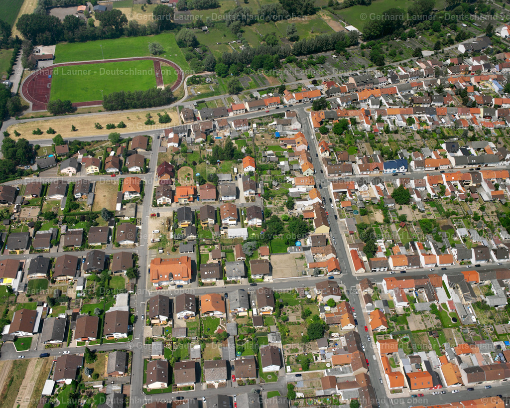 2636060 | OBERHAUSEN-RHEINHAUSEN 25.08.2016 Ortsansicht der Straßen und Häuser der Wohngebiete entlang der Josefstraße im Ortsteil Oberhausen in Oberhausen-Rheinhausen im Bundesland Baden-Württemberg, Deutschland. // City view of the streets and houses in the residential areas along the Josefstrasse in the district of Oberhausen in Oberhausen-Rheinhausen in the state Baden-Wurttemberg, Germany. Foto: Gerhard Launer