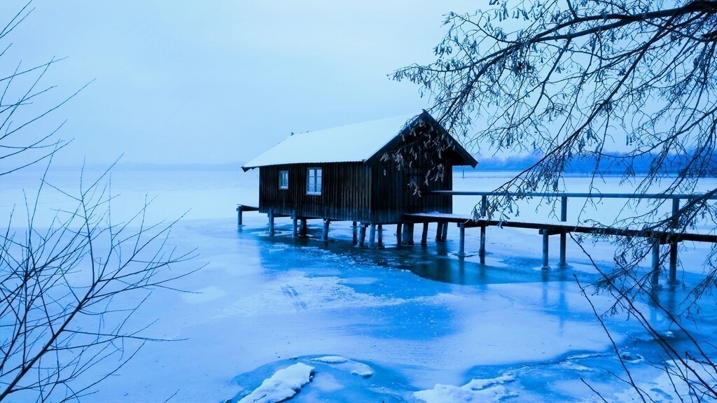 Winter am See | Künstler/in Member of AKM/austromechana. Troubadour. 2026 a fascinating journey began with Tatjana my AI muse✨ METISSIREN set sails and left the harbor ⛵