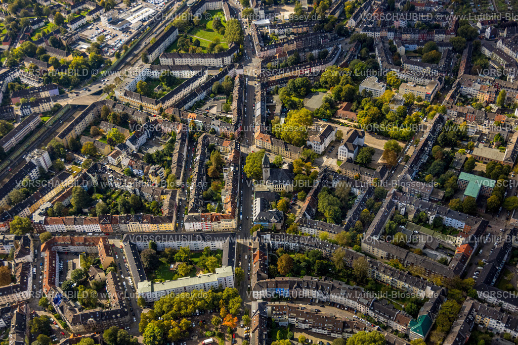 Essen241001397 | Luftbild, Ortsansicht Ortsteil Frohnhausen Mülheimer Straße mit Apostelkirche, Wohngebiet, links die Autobahn A40, Holsterhausen, Essen, Ruhrgebiet, Nordrhein-Westfalen, Deutschland