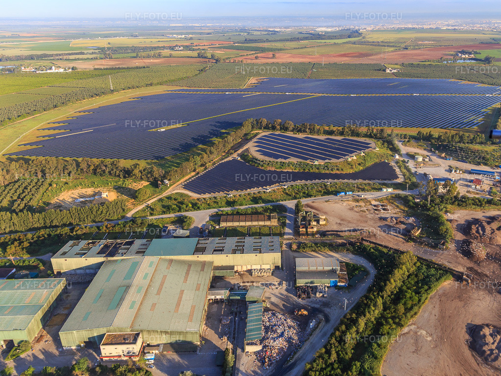 Vue aérienne: Centrale solaire photovoltaïque géante PFV DON RODRIGO sur le site d'enfouissement CIT Montemarta - Conica Aborgase à Alcalá de Guadaíra dans le département Séville, Espagne – .Photo: IMG_145734.jpg prise le 22/04/2025 par Werner Riehm/FLY-FOTO.eu – Résolution de l'original: 4680 x 3514 px – Inicio - Aborgase