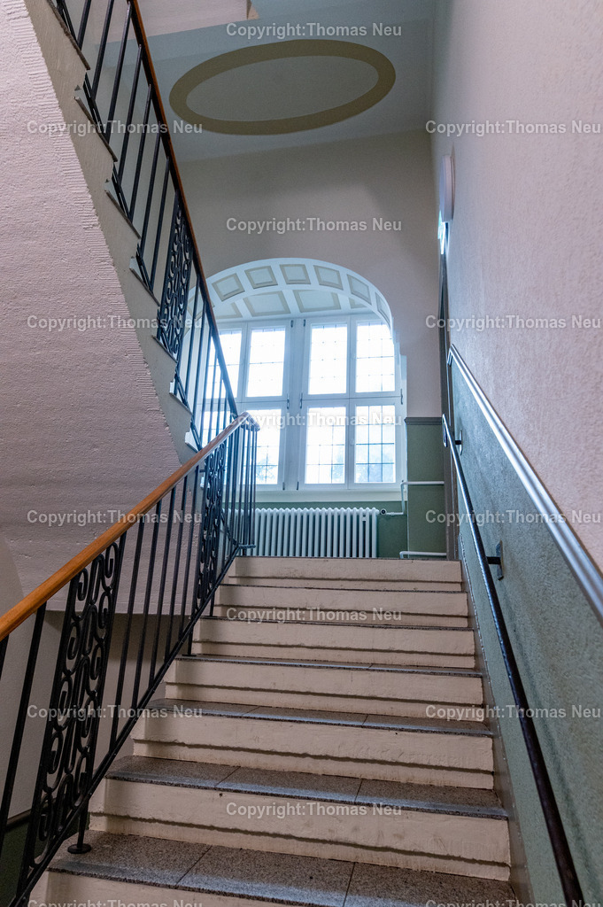 Liebfrauenschule_Landrat_Fotografie-Thomas-Neu-46 | Bensheim, Liebfrauenschule, Landrat Christian Engelhardt  Landrat Engelhardt, um die durch das Kommunalinvestitionsprogramm II - KIP macht Schule geförderten und renovierten Räumlichkeiten im Altes Schulhaus der LFS offiziell zu übergeben.,Bild: Thomas Neu
