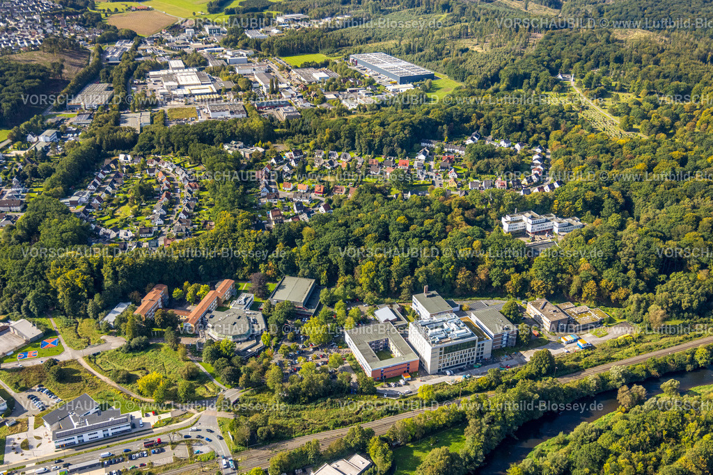 Arnsberg230904579 | Luftbild, Kulturzentrum und Franz-Stock-Gymnasium, Berufskolleg Berliner Platz, Franz-Stock Gymnasium Gebäude A im Wald, Wohnsiedlung Rumbecker Holz, im Hintergrund Gewerbegebiet Wiebelsheide, Hüsten, Arnsberg, Sauerland, Nordrhein-Westfalen, Deutschland