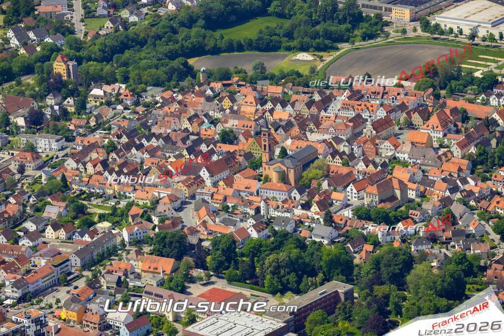 Das Luftbild zeigt Altstadt Friedberg - Die Luftaufnahme wurde 2023 vom UL-Flugzeug aus erstellt ( keine Drohne ) - Hochauflösende Luftaufnahme - Für grossformatige Ausdrucke geeignet. Die Geschenkidee !Mit Lizenz und Bildrechte bestellbar