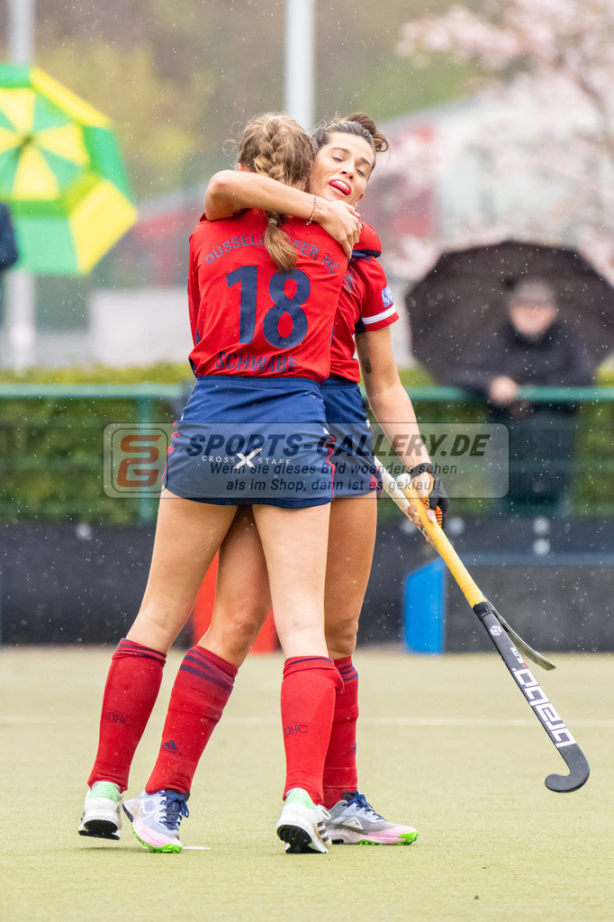 HK_20230401_106667 | 1. Bundesliga Damen Düsseldorfer HC - Harvestehuder THC  am 1.4.2023 DHC Düsseldorf, Düsseldorf , Sophia Schwabe ( Düsseldorfer HC #18 ) , Agustina Albertarrio ( Düsseldorfer HC #9 )