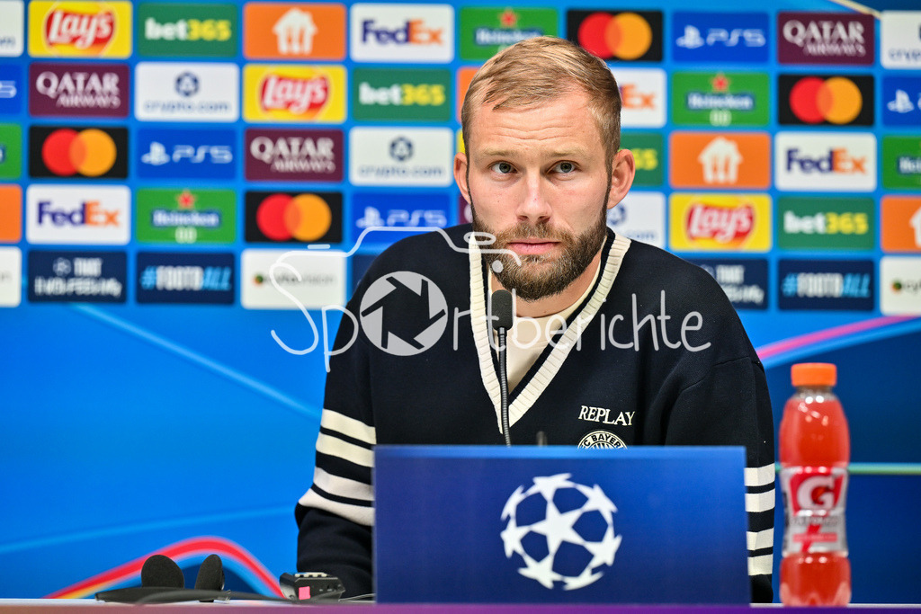 Paphos FC - FC Bayern München | im Bild Konrad LAIMER (FC Bayern Muenchen 27) auf der Pressekonferenz vor dem Spiel in Pafos / Einzelfoto / Freisteller