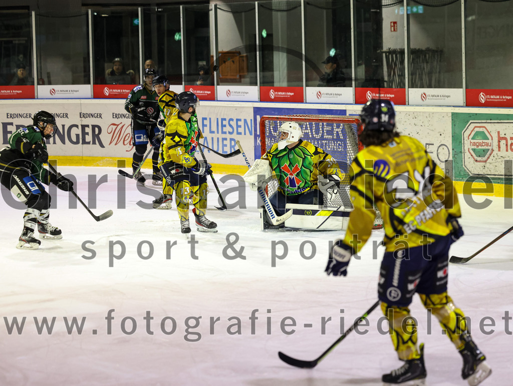 2022-12-16_115_TSV_Erding_gegen_EC_Pfaffenhofen | Erding, Deutschland, 16.12.2022:
Eishockey, Bayernliga 2022 / 2023, 21. Spieltag, TSV Erding gegen EC Pfaffenhofen, Endergebnis: 14:1

Robert Neubauer (EC Pfaffenhofen, #13), Torwart Hannes Kiefer (EC Pfaffenhofen, #30)

Foto: Christian Riedel / fotografie-riedel.net