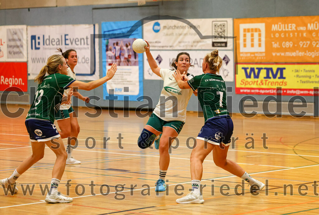 2023-09-16_067_TSV_Vaterstetten_gegen_SV_Muenchen_Laim | Baldham, Deutschland, 16.09.2023:
Handball, Bayernliga Frauen Staffel Süd 2023 / 2024, 1. Spieltag, TSV Vaterstetten gegen SV München Laim, Endergebnis: 23:34

Ronja Flemming (SV München Laim, #13), Sara Broß (TSV Vaterstetten, #8), Sophie Heringer (SV München Laim, #7)

Foto: Christian Riedel / fotografie-riedel.net