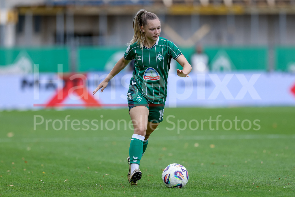 Fussball, Google Pixel Frauen-Bundesliga, SV Werder Bremen - TSG 1899 Hoffenheim | Michelle Weiß (SV Werder Bremen, 15) am Ball, Freisteller, Einzelbild, Ganzkörper, Aktion, Action, Spielszene, DIE DFB-RICHTLINIEN UNTERSAGEN JEGLICHE NUTZUNG VON FOTOS ALS SEQUENZBILDER UND/ODER VIDEOÄHNLICHE FOTOSTRECKEN. DFB REGULATIONS PROHIBIT ANY USE OF PHOTOGRAPHS AS IMAGE SEQUENCES AND/OR QUASI-VIDEO.