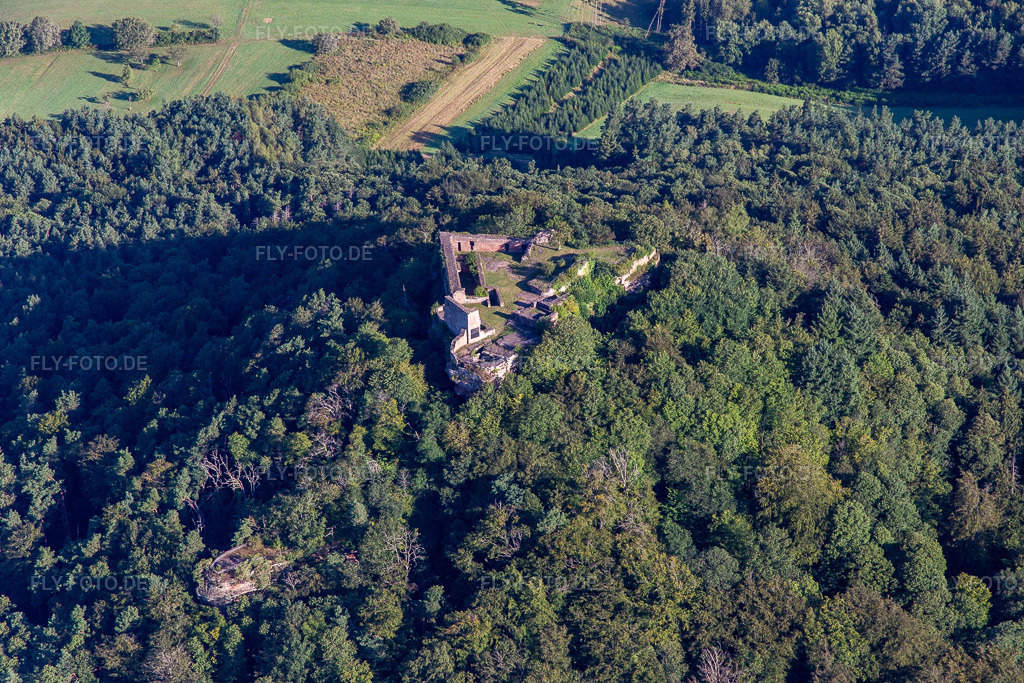 Luftbild: Burgruine Lindelbrunn in Vorderweidenthal im Bundesland Rheinland-Pfalz in Deutschland. Foto: IMG_143204.jpg vom 06.08.2024 durch Werner Riehm/FLY-FOTO.deBurgruine Lindelbrunn bei Vorderweidenthal | Pfalz.de
