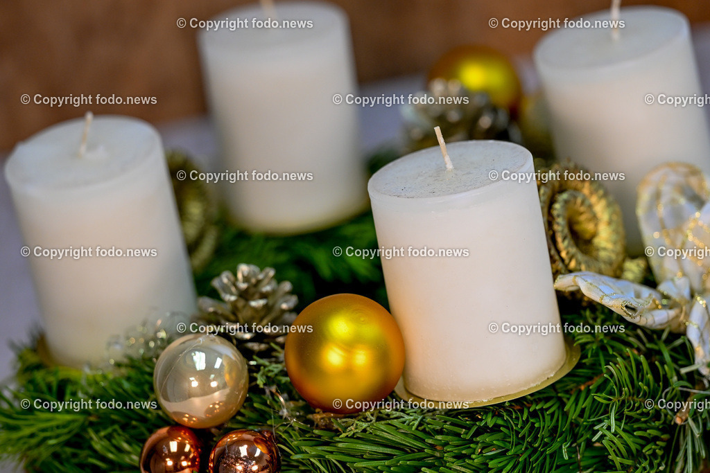 Adventkranz_ 26.11.2024-2 | 26.11.2024, Linz, AUT, Advent, im Bild Adventkranz, Kranz, Kerzen, Weihnachtszeit, Vorweihnachtszeit, Brauchtum, Zweige, Schmuck, besinnlich, froehlich, Winter, Feuer, Flamme, Tradition, Dekoration, Schmuck, schmuecken, dekorieren, festlich, traditionell, festlich, Fest