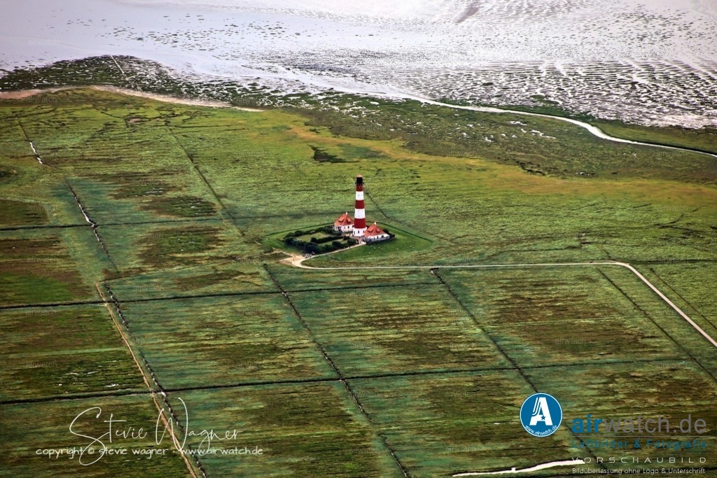 Westerhever Leuchtturm | Einige der historischen Sehenswürdigkeiten in Westerhever sind die Wogemannsburg, ein ehemaliges Versteck von Seeräubern, und die Kirche, deren Turm aus Material der zerstörten Burg errichtet wurde und der älteste Eiderstedts ist.