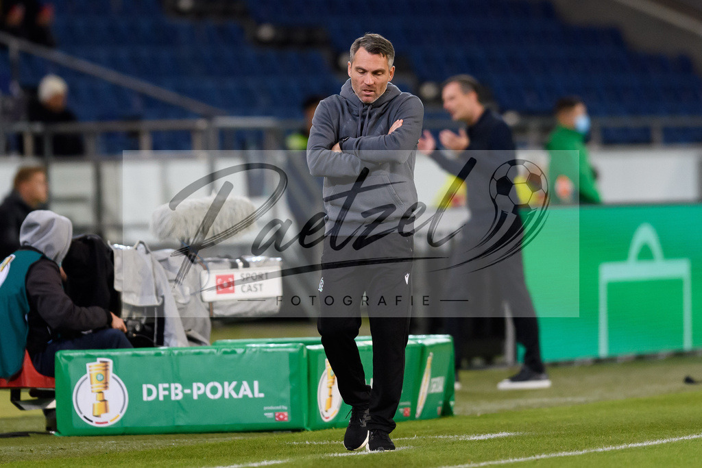 H96DUS20211027_041 | Fussball, Herren: Trainer Jan Zimmermann (Hannover 96) schaut bei dem Spiel der 2. Runde im DFB-Pokal zwischen Hannover 96 und Fortuna Duesseldorf in der HDI-Arena am 27.10.2021 in Hannover, Deutschland.DFB / DFL REGULATIONS PROHIBIT ANY USE OF PHOTOGRAPHS AS IMAGE SEQUENCES AND/OR QUASI-VIDEO. - Realisiert mit Pictrs.com