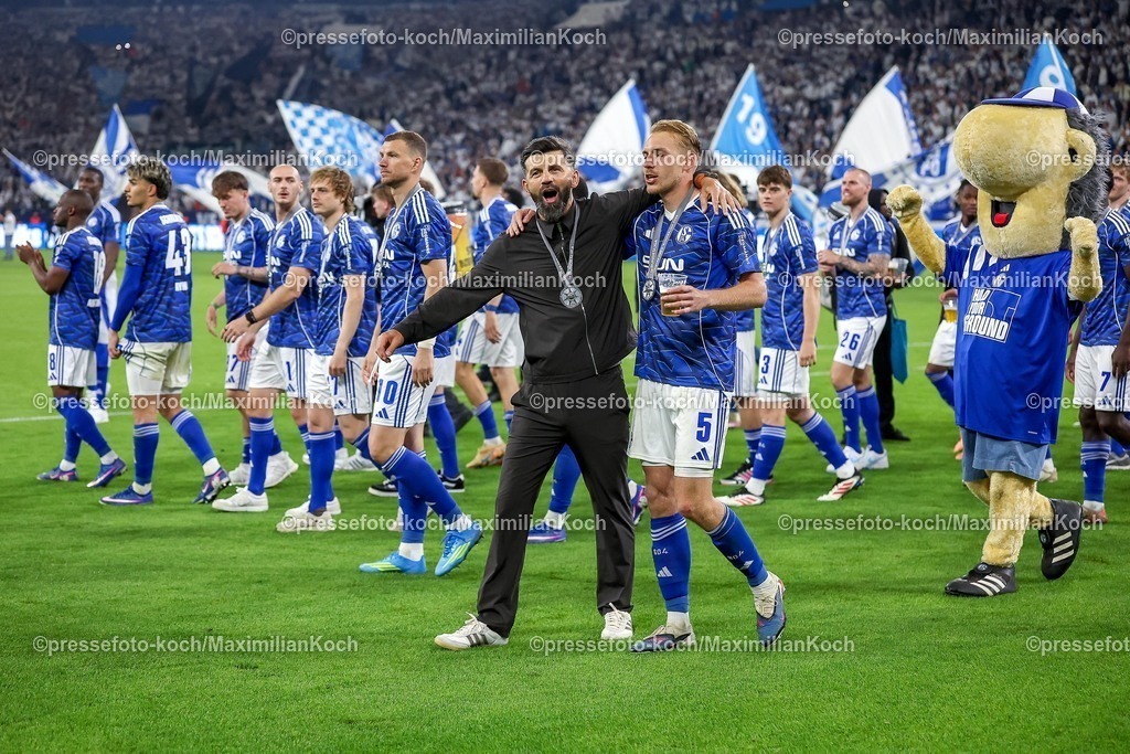 S0417052602011 | 17.05.2026, Fußball, FC Schalke 04 - Eintracht Braunschweig, 34. Spieltag, 2. Fußball Bundesliga, Veltins-Arena Gelsenkirchen, Saison 2025 2026: Schalke 04 ist Meister der 2. Bundesliga. Die Mannschaft gewinnt die Meisterschaft und steht jubelnd auf dem Spielfeld. Freude und Emotionen nach dem Sieg. Cheftrainer Miron Muslic (Schalke04) jubelnd neben Timo Becker&nbsp;(Schalke04 #05)  DFB regulations prohibit any use of photographs as image sequences and or quasi-video.