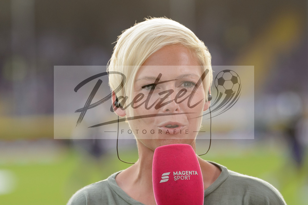 OSNVKO2021090620210906_259 | Fussball, Herren: MagetaSport-Moderatorin Anett Sattler schaut beim Spiel der 3. Liga zwischen VfL Osnabrueck und FC Viktoria Koeln im Stadion an der Bremer Bruecke am 06.09.2021 in Osnabrueck, Deutschland.DFB / DFL REGULATIONS PROHIBIT ANY USE OF PHOTOGRAPHS AS IMAGE SEQUENCES AND/OR QUASI-VIDEO. - Realisiert mit Pictrs.com