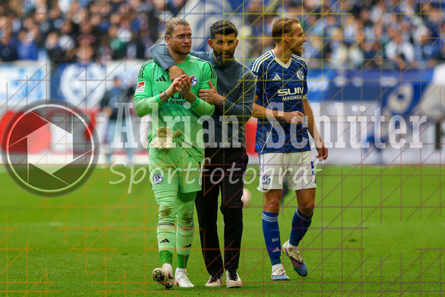 05.04.2026, GER, Fussball, Herren, 2. BL, Saison 2025/2026, FC Schalke 04 - Karlsruher SC | Loris Karius (S04) und Trainer Miron Muslic (S04) reden miteinander nach dem Sieg
