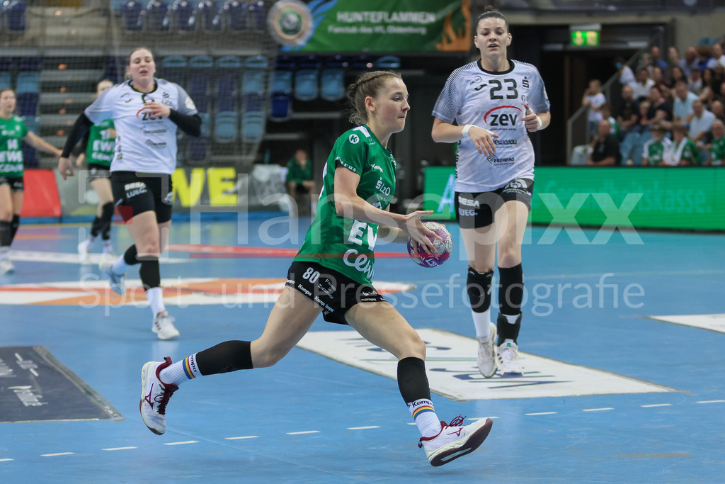 Handball, Bundesliga Frauen, VfL Oldenburg - BSV Sachsen Zwickau | v.li.: Emilia Ronge (VfL Oldenburg, 80) am Ball, Spielszene, Aktion, Action
