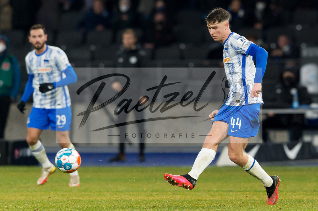 BSCFCB20220123_347 | Fussball, Herren: Linus Jasper Gechter (Hertha BSC) in Aktion, am Ball, Einzelaktion bei dem Spiel der 1. Bundesliga zwischen Hertha BSC und FC Bayern Muenchen im Olypiastadion am 23.01.2022 in Berlin, Deutschland.DFB / DFL REGULATIONS PROHIBIT ANY USE OF PHOTOGRAPHS AS IMAGE SEQUENCES AND/OR QUASI-VIDEO. - Realisiert mit Pictrs.com