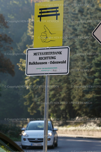 Herbstmotive | 27.09.2023 Mitfahrerbank Richtung Odenwald für Mitfahrer Mitfahrerinnen ohne Fahrzeug. Mitfahrgelegenheit. Fahrgemeinschaft. Schild. Schriftzug (Foto: Peter Henrich) - Realisiert mit Pictrs.com