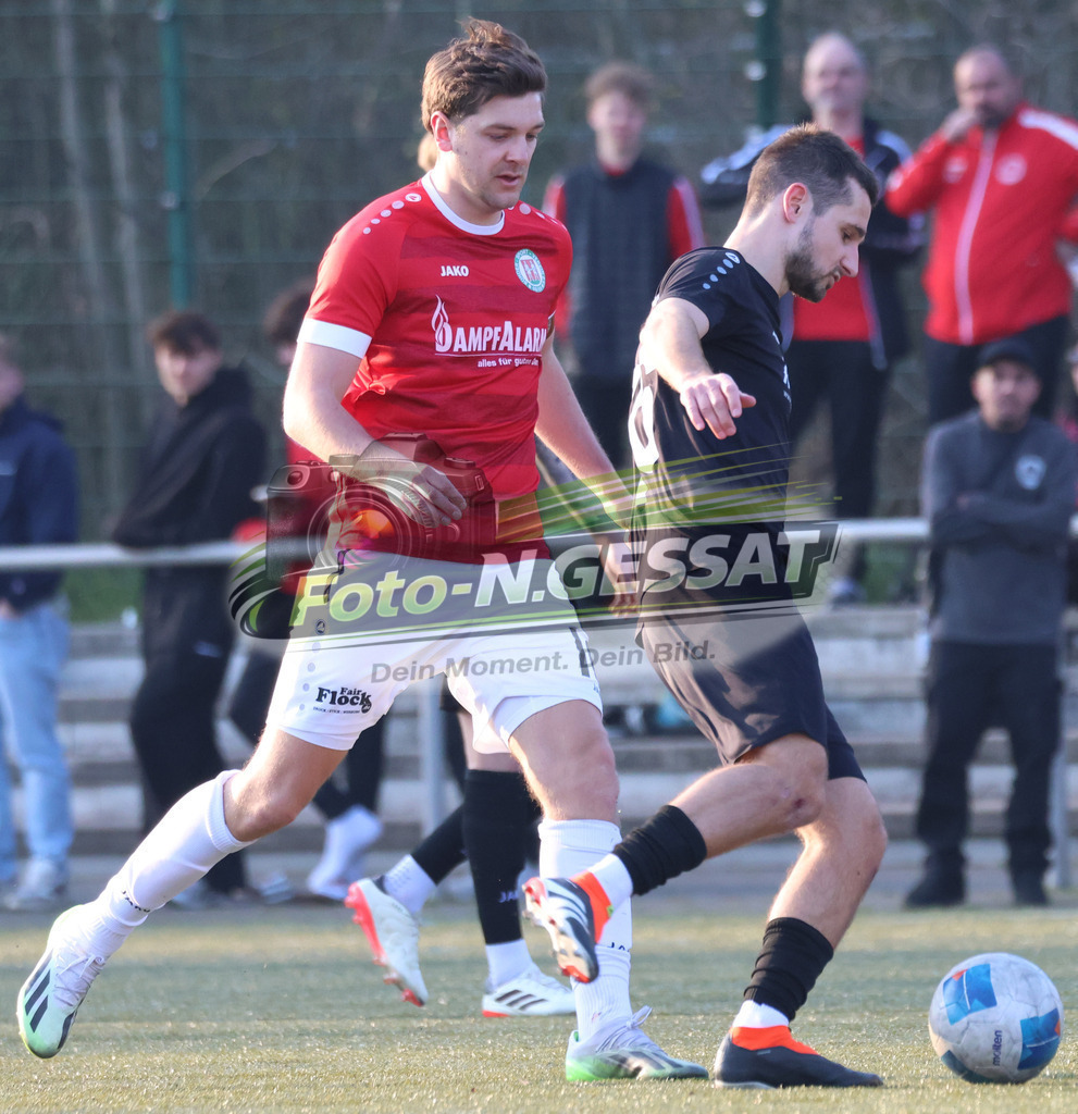 Bünder SV - TV Elverdissen | Auf dem Bild zu sehen: rot Bünder SV: Marvin Henseler ; schwarz TV Elverdissen: Raphael Meier Bünder SV, TV Elverdissen, Saison 25/26, Kreisliga A, Deutschland - Realisiert mit Pictrs.com