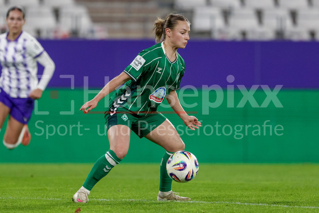 Fussball, Google Pixel Frauen-Bundesliga, SGS Essen - SV Werder Bremen | Chiara D Angelo (SV Werder Bremen, 2) am Ball, Einzelbild, Ganzkörper, Aktion, Action, Spielszene, DIE DFB-RICHTLINIEN UNTERSAGEN JEGLICHE NUTZUNG VON FOTOS ALS SEQUENZBILDER UND/ODER VIDEOÄHNLICHE FOTOSTRECKEN. DFB REGULATIONS PROHIBIT ANY USE OF PHOTOGRAPHS AS IMAGE SEQUENCES AND/OR QUASI-VIDEO.