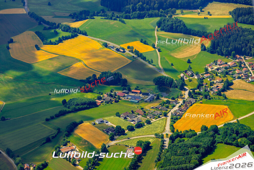 Das Luftbild zeigt : Voglmühle Tiefenbach - Die Luftaufnahme wurde 2023 vom UL-Flugzeug aus erstellt ( keine Drohne ) - Hochauflösende Luftaufnahme - Für grossformatige Ausdrucke geeignet. Die Geschenkidee !Mit Lizenz und Bildrechte bestellbar