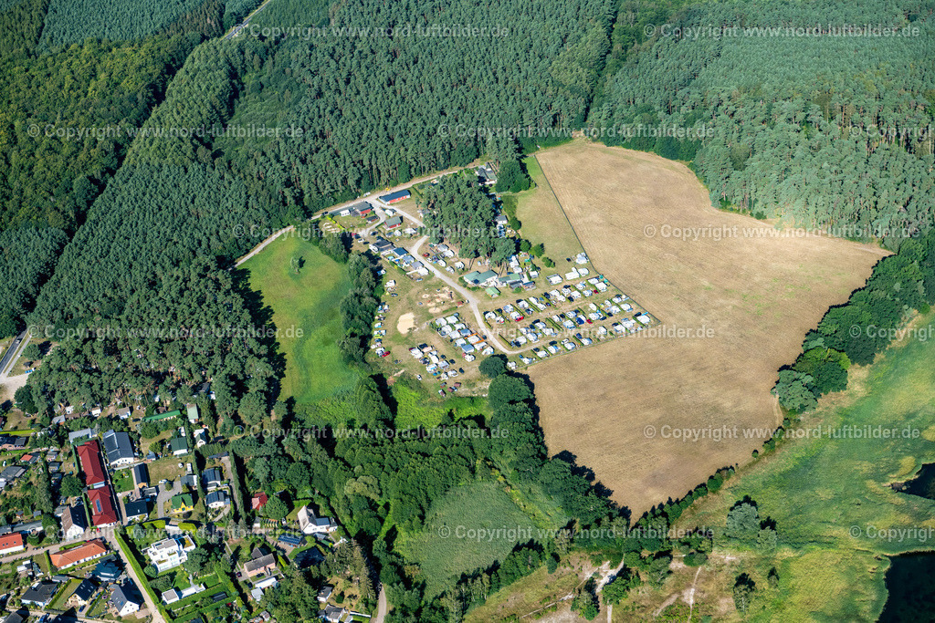 Freest_Campingplatz_Waldcamp_ELS_7388100822 | KRöSLIN 10.08.2022 Wohnwagen und Zelte- Campingplatz - und Zeltplatz " Waldcamping " in Kröslin im Bundesland Mecklenburg-Vorpommern, Deutschland. // Camping with caravans and tents in Kroeslin in the state Mecklenburg - Western Pomerania, Germany. Foto: Martin Elsen