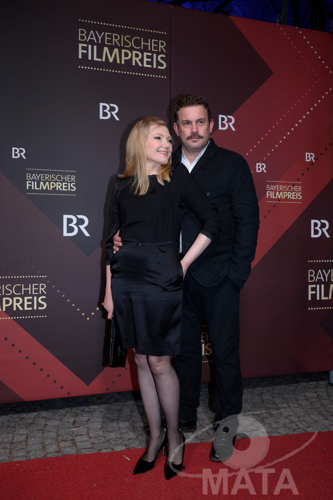 _DWI5258 | Johanna Christine Gehlen und Sebastian Bezzel bei der Verleihung des 47. Bayerischen Filmpreises 2026  im Prinzregententheater. München, Deutschland. Der Bayerische Filmpreis wird seit 1979 von der Bayerischen Staatsregierung verliehen, um die Bedeutung des Kinofilms als Kulturgut herauszustellen - Realisiert mit Pictrs.com