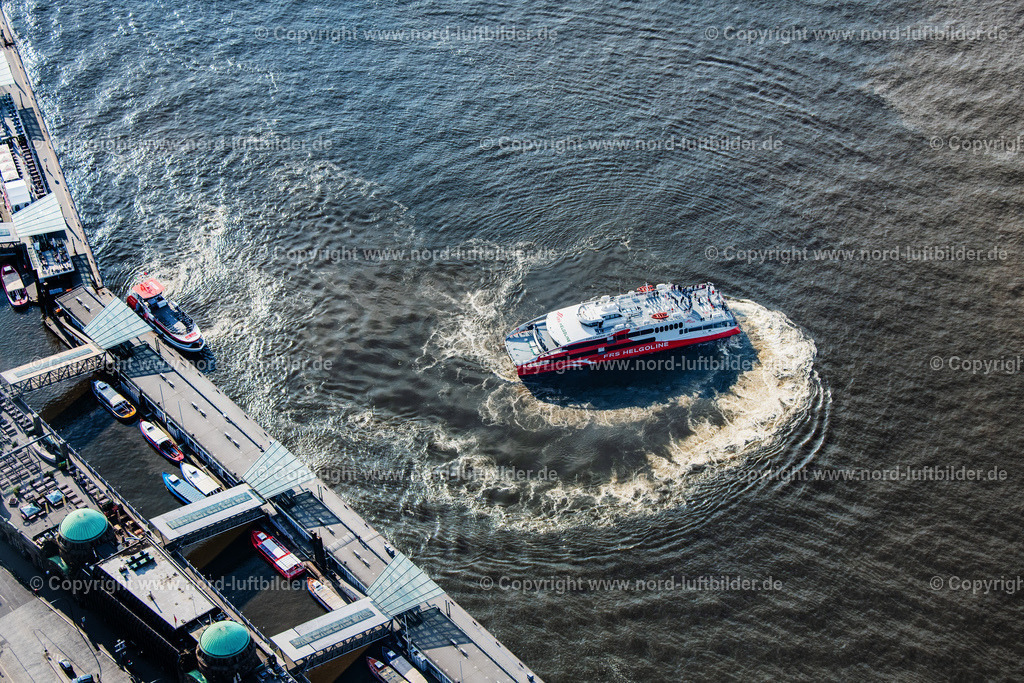 Hamburg_Halunder_Jet_Vor_Den_Landungsbrücken_ELS_4924260422 | HAMBURG 26.04.2022 Fahrt eines Fähr- Schiffes " Katamaran Halunder Jet der FRS Reederei" in Hamburg vor den Landungsbrücken im Bundesland Niedersachsen, Deutschland. // Travel of a ferry ship "Katamaran Halunder Jet der FRS Reederei" in Hamburg in front of the Landungsbruecken in the state Lower Saxony, Germany. Foto: Martin Elsen