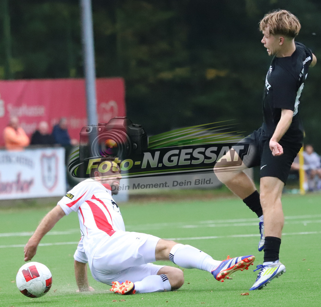 BV 21 Stift-Quernheim - Union Minden | Auf dem Bild zu sehen: schwarz BV 21 Stift-Quernheim: Joshua Rogalsky ; weiß Union Minden: Christopher SchwarzerBV 21 Stift-Quernheim, Union Minden, Saison 25/26, Bezirksliga, Stift-Quernheim, Deutschland - Realisiert mit Pictrs.com