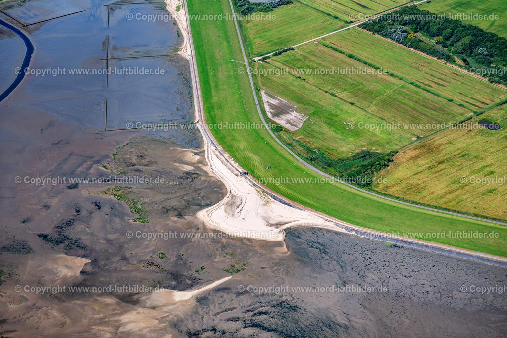 Sylt_Ost_Felder_und_Deich_ELS_9563130825 | SYLT 13.08.2025 Ortsansicht an der Meeres-Küste der Nordsee in Keitum im Bundesland Schleswig-Holstein. // Townscape on the seacoast of North Sea in Keitum in the state Schleswig-Holstein. Foto: Martin Elsen