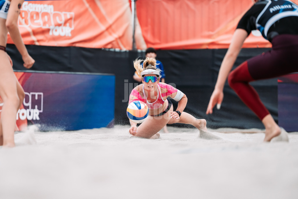 Beachvolleyball | Frauen | Allianz German Beach Tour 2024 | Tourstop Kühlungsborn 2 | 16.08.2024 | Sandra Ferger springt zum Ball