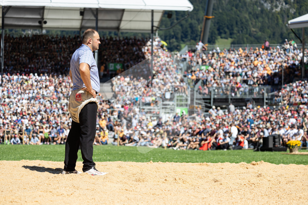 ESAF2025_07Gang_6691 | Die Schwinger des Schwyzer Kantonalen Schwingerverbandes: Fotos, die Dynamik und Leidenschaft festhalten, sowie emotionale Momente aus dem traditionellen Schwingsport zeigen. - Realisiert mit Pictrs.com