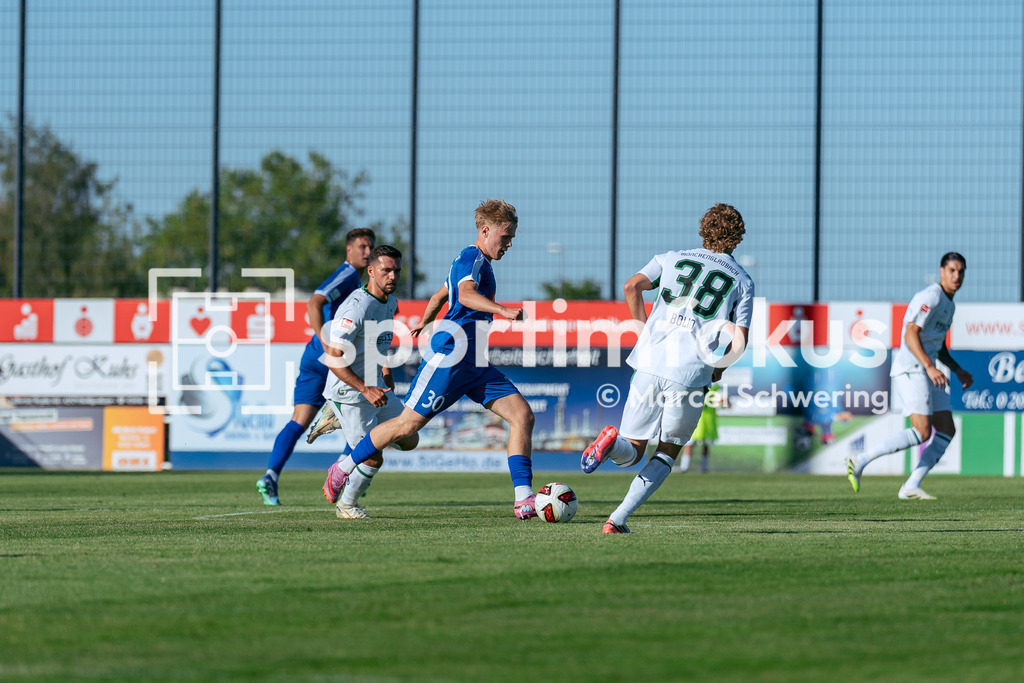 SSVg Velbert 02 – Borussia Mönchengladbach | Tom Dominik Behle (SSVg Velbert 02) am Ball. Testspiel zwischen der SSVg Velbert 02 und Borussia Mönchengladbach in Velbert, 12.08.2026. Endstand: 0:8. sportimfokus / Marcel Schwering - Realisiert mit Pictrs.com