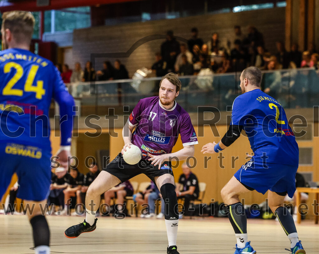 2024-10-13_013_SpVgg_Altenerding_gegen_SSG_Metten | Erding, Deutschland, 13.10.2024:Handball, Bezirksoberliga Männer 2024 / 2025, 4. Spieltag, SpVgg Altenerding gegen SSG Metten, Endergebnis: 40:22Matthias Elgeti (SSG Metten, #24), Niklas Fleps (SpVgg Altenerding, #17), Karel Kveton (SSG Metten, #2)Foto: Christian Riedel / fotografie-riedel.net