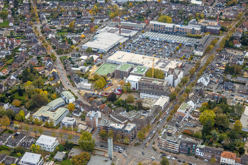 Kleve251005840 | Luftbild, Baustelle mit Neubau Joseph-Beuys-Gymnasium, Einkaufszentrum mit Supermarkt, Dienstleistungen an der Hoffmannallee, Parkplätze, Kleve, Niederrhein, Nordrhein-Westfalen, Deutschland