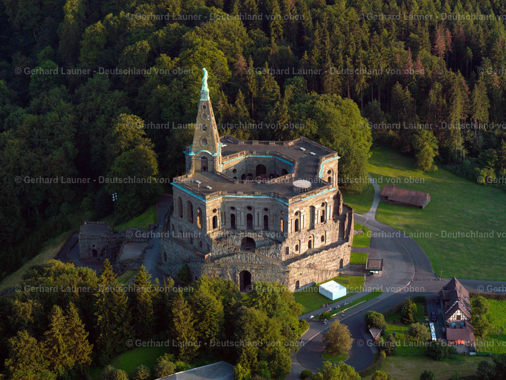 24s03318 | Das Herkules-Monument ist eines der ältesten Bauwerke im Bergpark Wilhelmshöhe, Wahrzeichen der Stadt Kassel