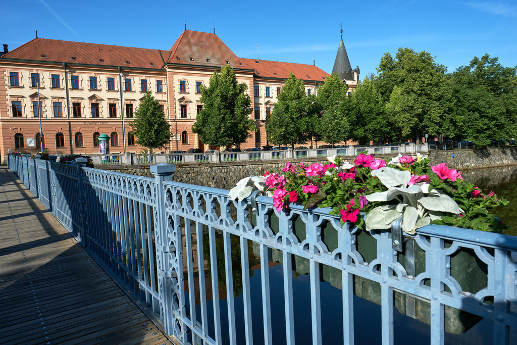 Blick über eine Brücke auf das Gebäude The Regional Court in Czech Budejovice | Budweis, Tschechoslowakei - June 16, 2022: Blick über eine Brücke auf das Gebäude The Regional Court in Czech Budejovice. - Realisiert mit Pictrs.com