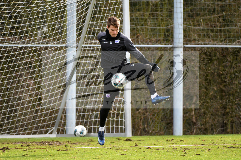 20200221_TRAOSN_0019 | Fussball, Herren: Benjamin Girth (VfL Osnabrueck) in Aktion, am Ball, Einzelaktion waehrend der Trainingseinheit des VfL Osnabrueck im Sportpark Illoshoehe am 21.02.2020 in Osnabrueck, Deutschland. - Realisiert mit Pictrs.com