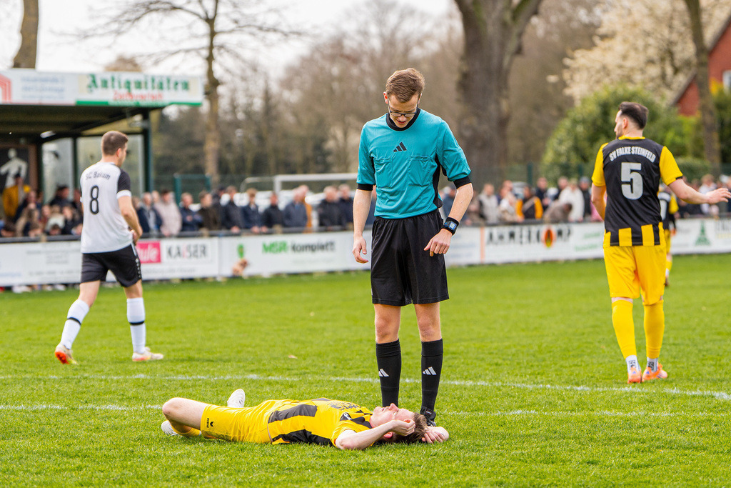 Fußball I Herren I Saison 2025-2026 I Kreisliga VEC I 22. Spieltag I SC SW Bakum - SV Falke Steinfeld I 23526 | jns.sportfotos - Realisiert mit Pictrs.com